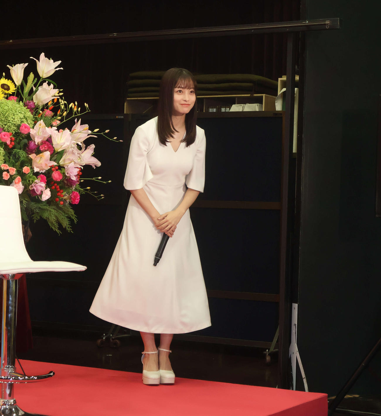 朝ドラヒロインに決まり会見場へ現れた橋本環奈は満面の笑みであいさつ（撮影・村上久美子）