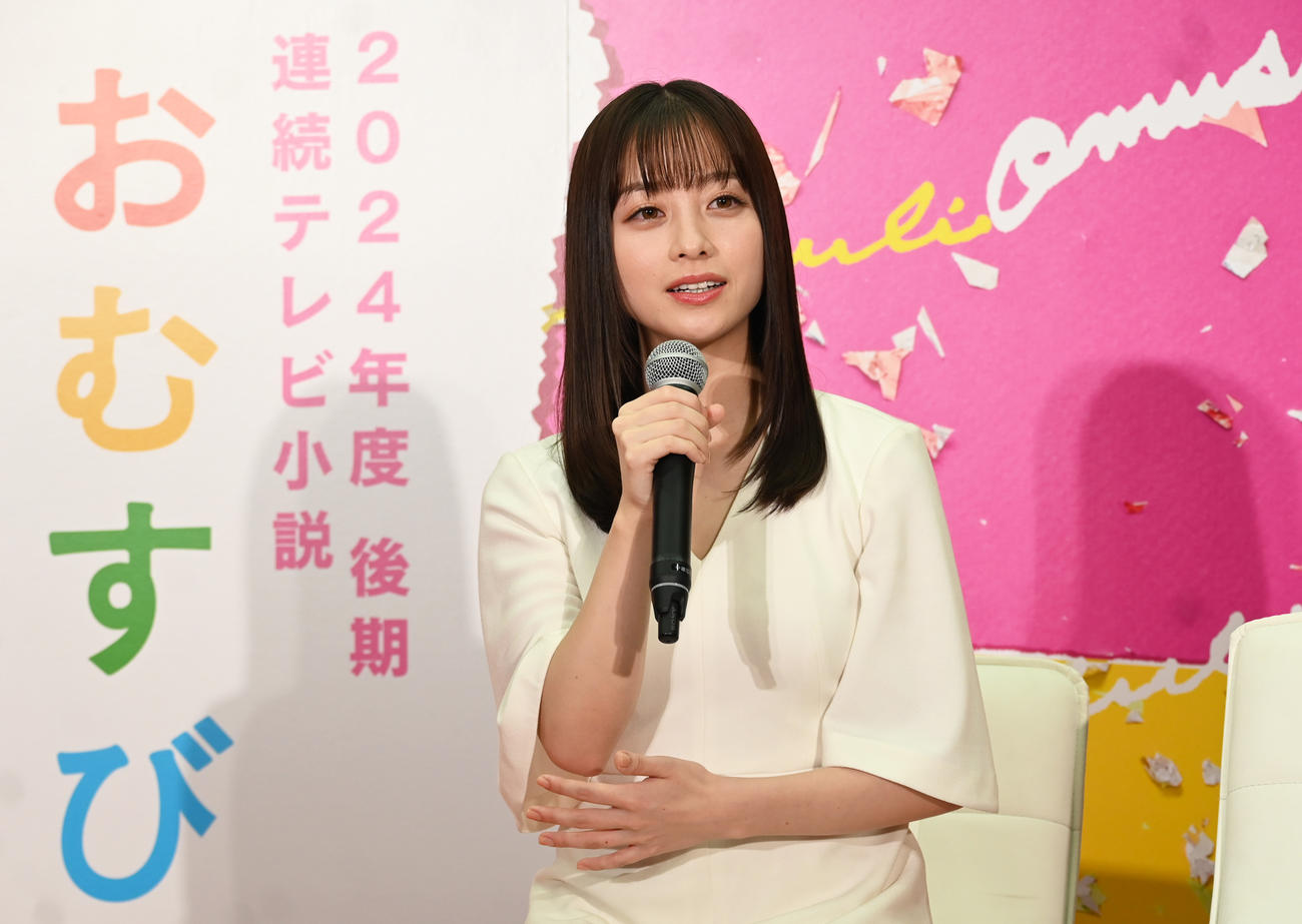 24年後期のNHK連続テレビ小説「おむすび」のヒロインに決まり、NHK大阪放送局で会見する橋本環奈（撮影・松浦隆司