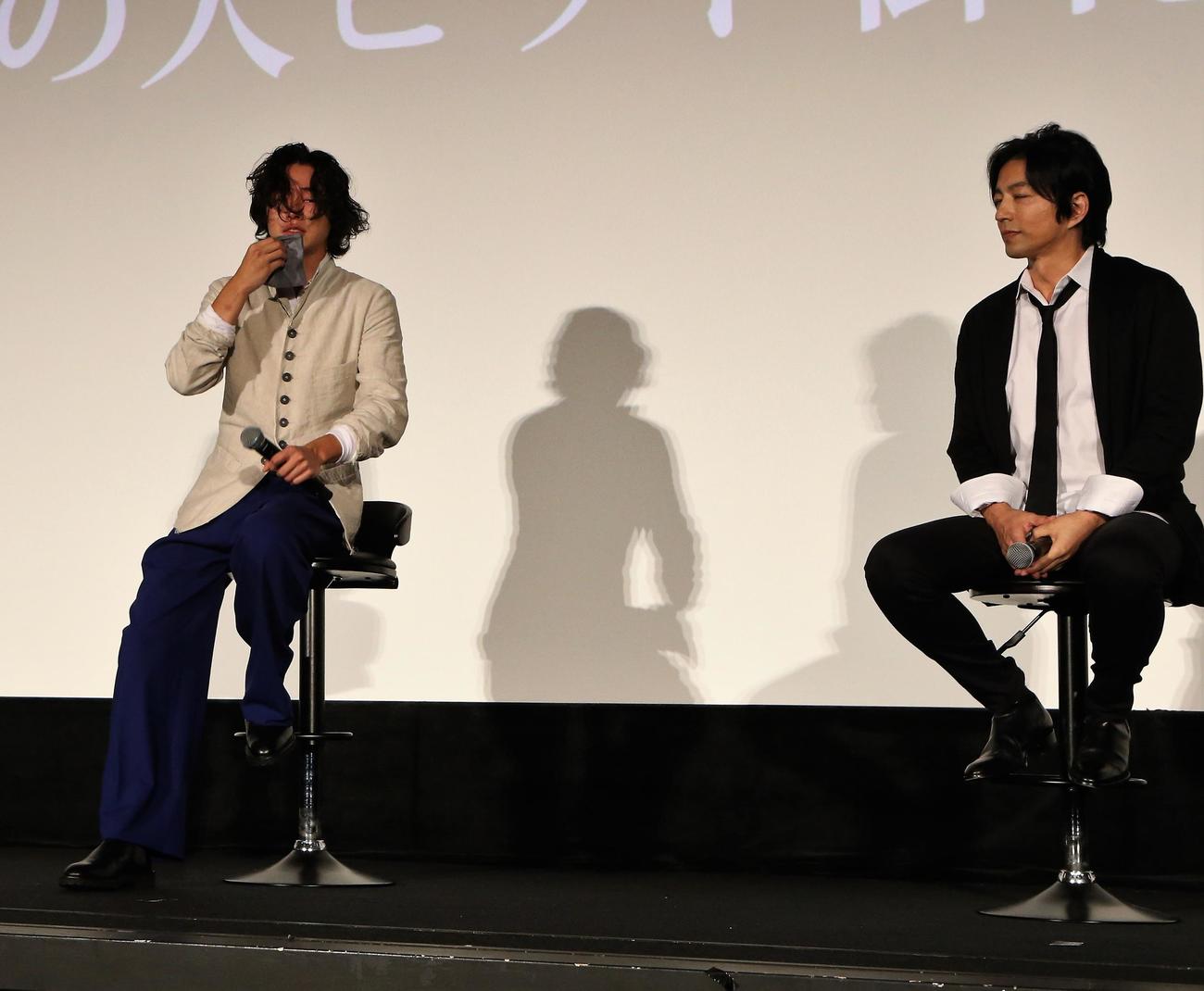 映画「キングダム　運命の炎」天下の大ヒット御礼舞台あいさつに登壇し号泣する山崎賢人（左）と大沢たかお