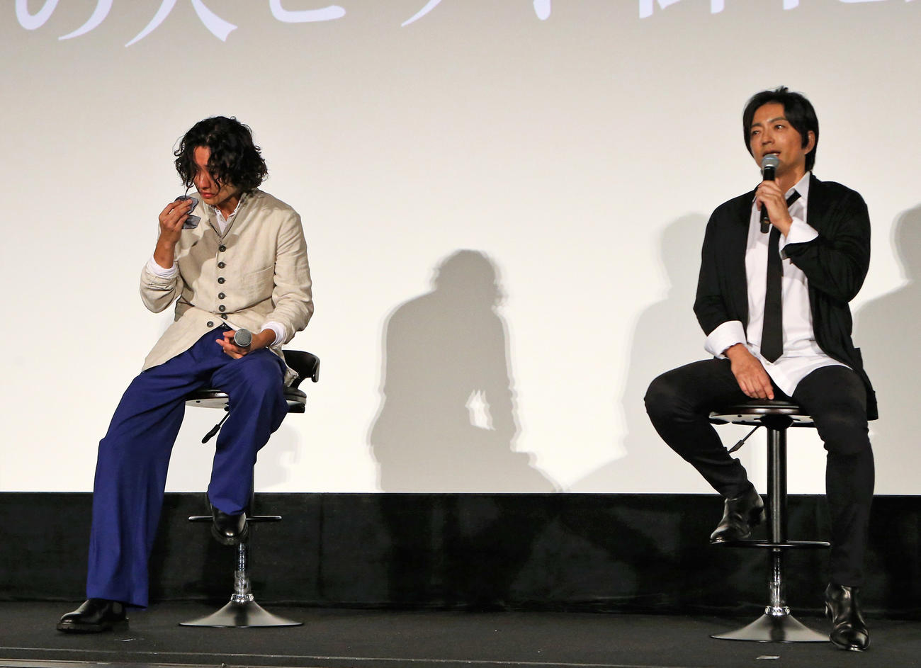 映画「キングダム　運命の炎」天下の大ヒット御礼舞台あいさつに登壇し号泣する山崎賢人（左）と大沢たかお
