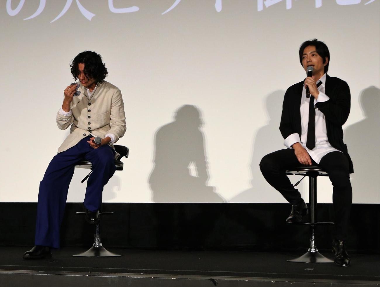 映画「キングダム　運命の炎」天下の大ヒット御礼舞台あいさつに登壇し号泣する山崎賢人（左）と大沢たかお