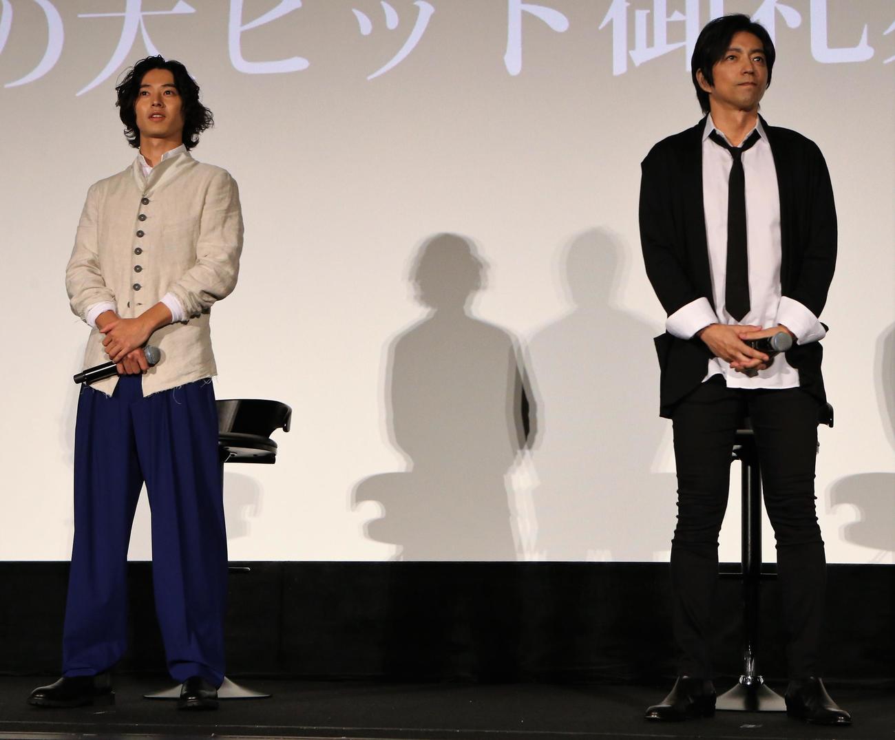 映画「キングダム　運命の炎」天下の大ヒット御礼舞台あいさつに登壇する山崎賢人（左）と大沢たかお
