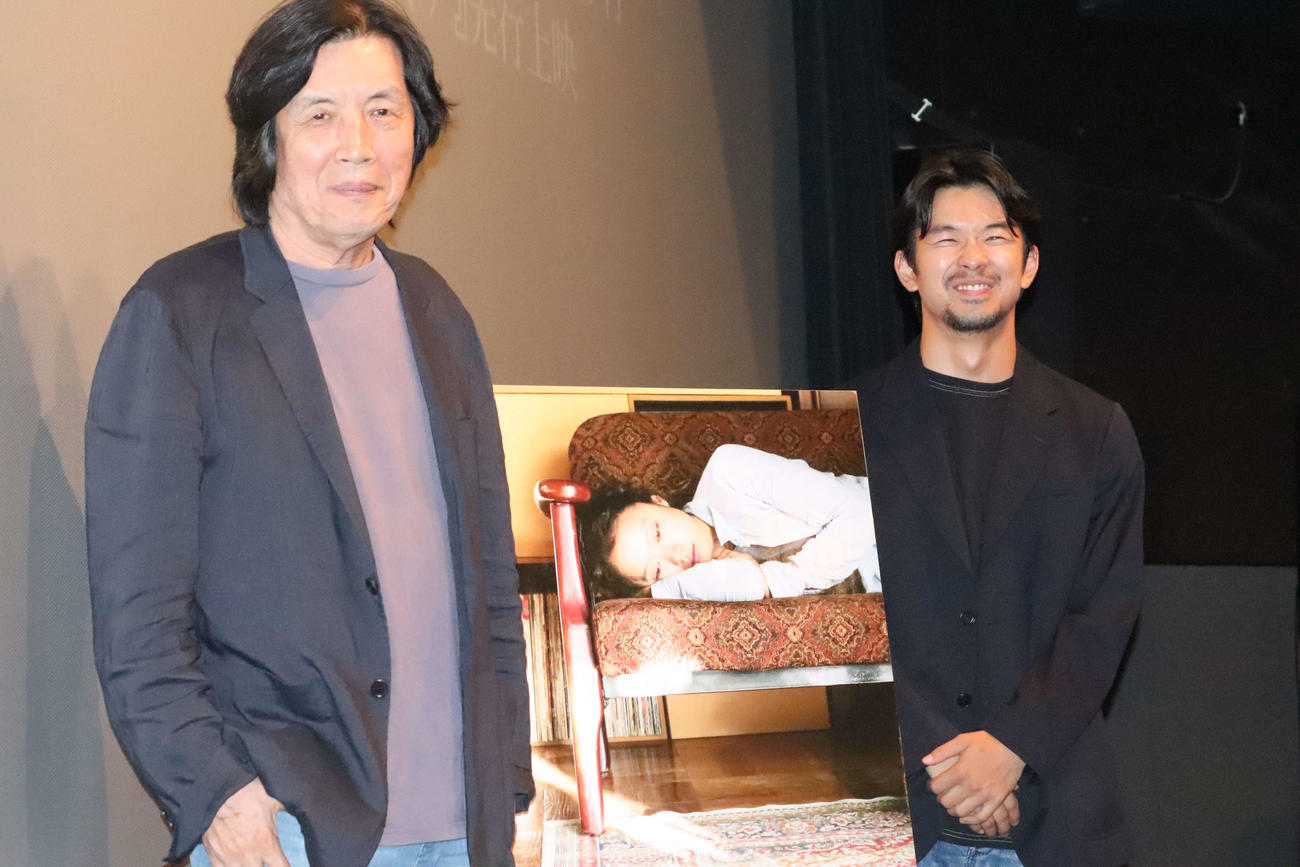 映画「イ・チャンドン　レトロスペクティブ4K」公開記念舞台あいさつに登壇したイ・チャンドン監督（左）と仲野太賀（撮影・加藤理沙）