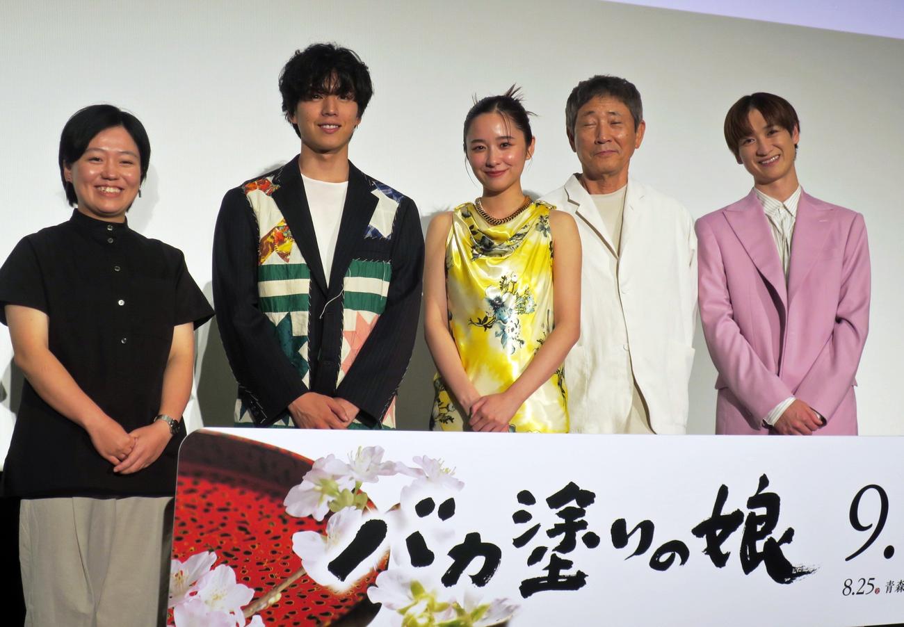 舞台あいさつに臨む、左から鶴岡慧子監督、坂東龍汰、堀田真由、小林薫、宮田俊哉