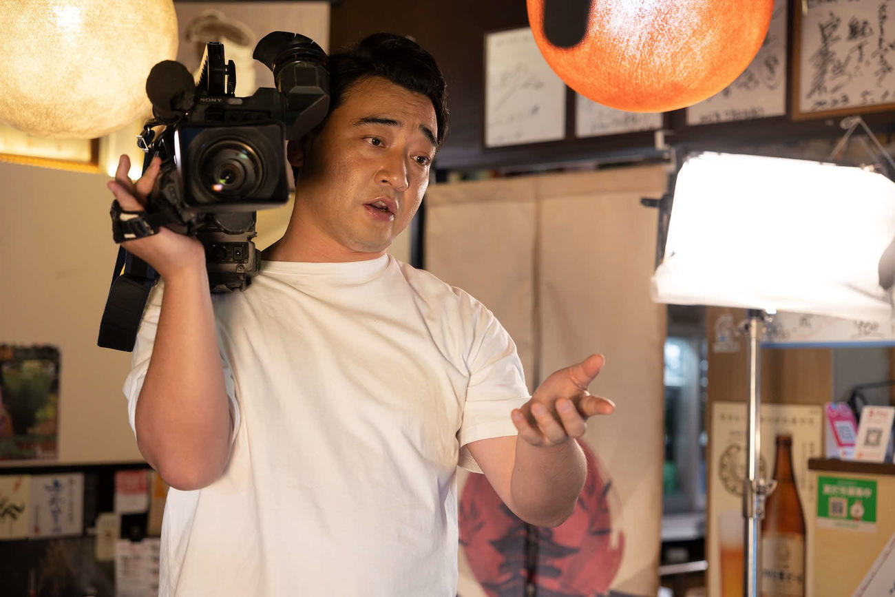 CSチャンネル「映画・チャンネルNECO」のドラマ「桃色探訪～伝説の風俗～」の第12弾「品川編」の一場面。テレビクルーの監督役を務めたジャングルポケットの斉藤慎二