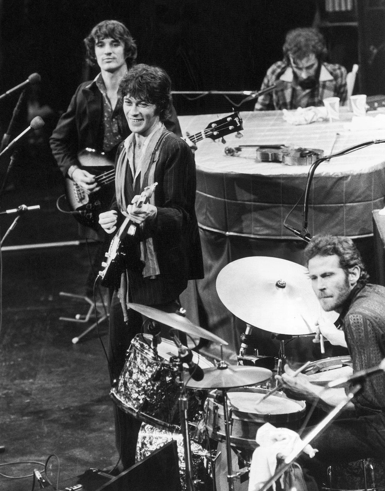 1976年11月、ステージに立つザ・バンド、中央がロビー・ロバートソンさん（AP）