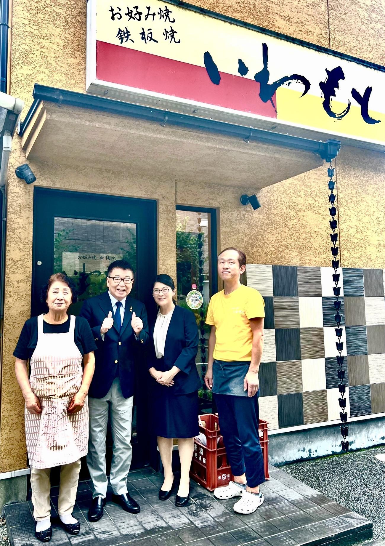 生島ヒロシ（左から2人目）が岩本さゆみさん（左から2人目）の嫁ぎ先の実家を訪ねたときの記念写真。左は義母、右はご主人
