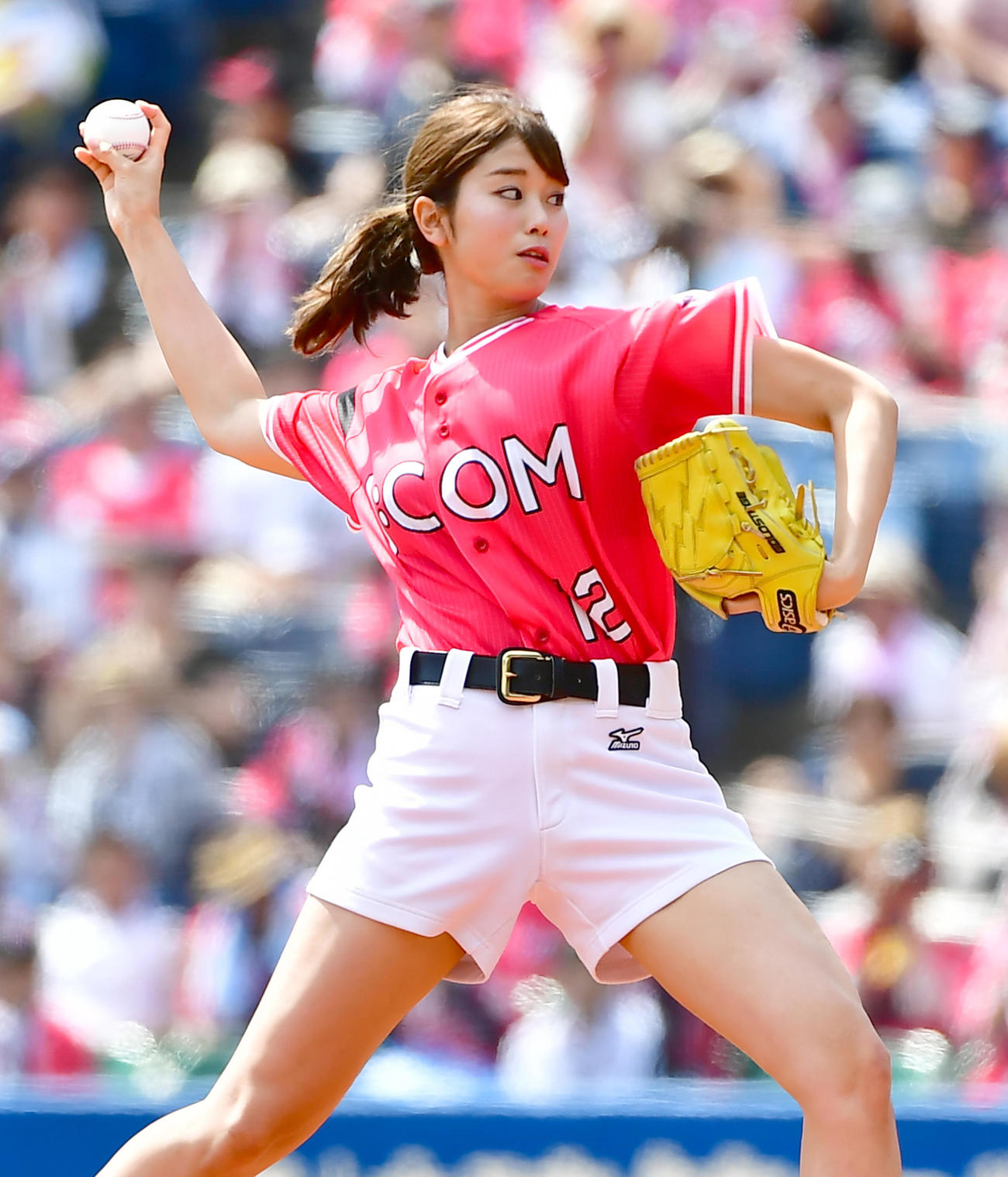 ロッテ対日本ハムで始球式を行った稲村亜美（2018年7月撮影）