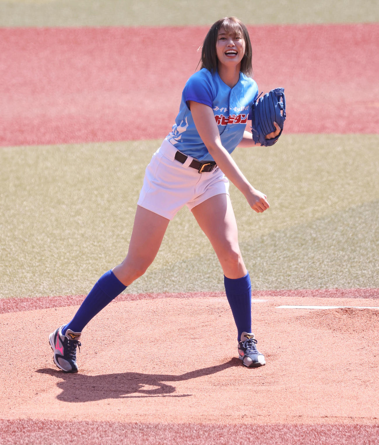 ロッテ対楽天　試合前始球式を行う稲村亜美（2021年5月撮影）