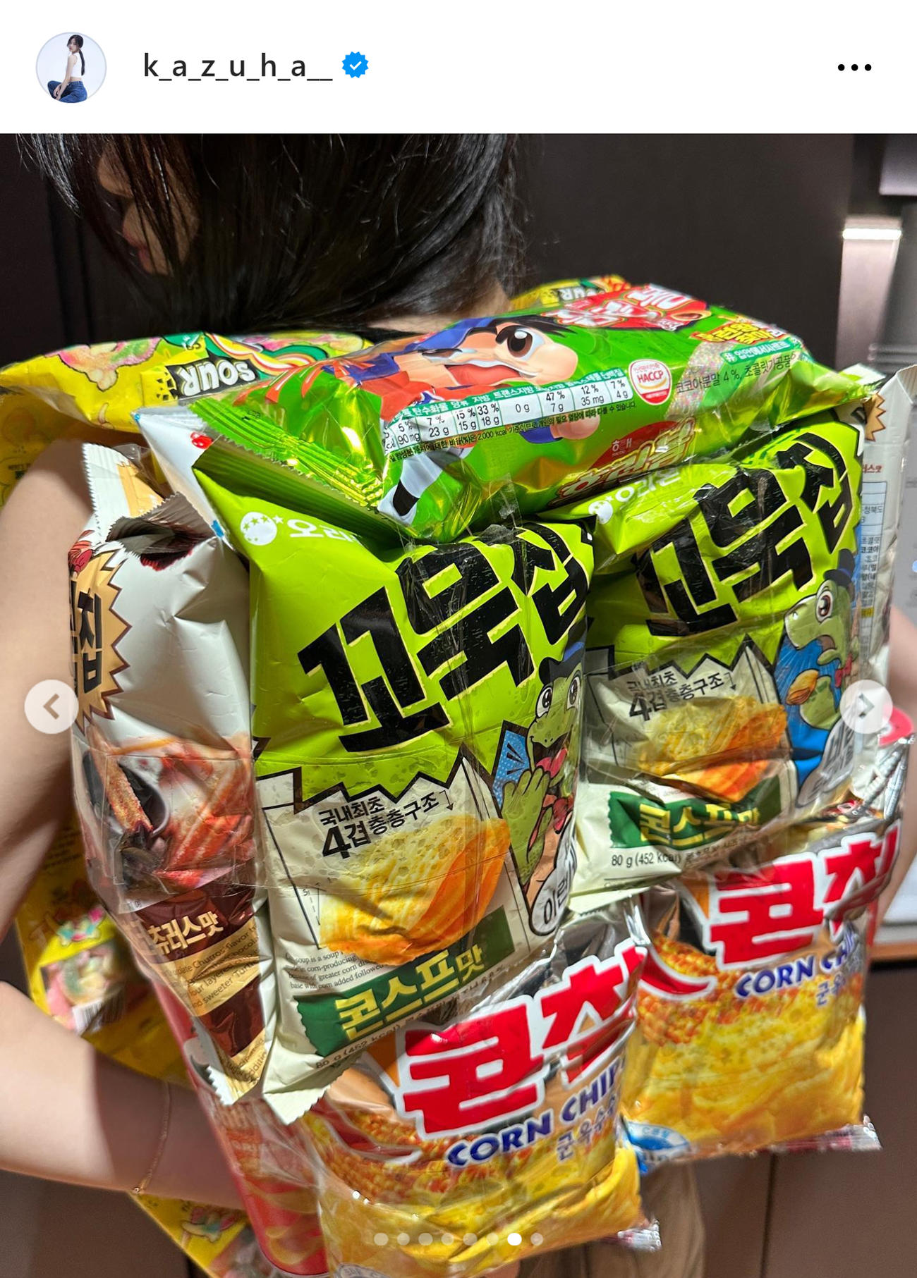 お菓子セットを背負うKAZUHA（KAZUHAのインスタグラムから）