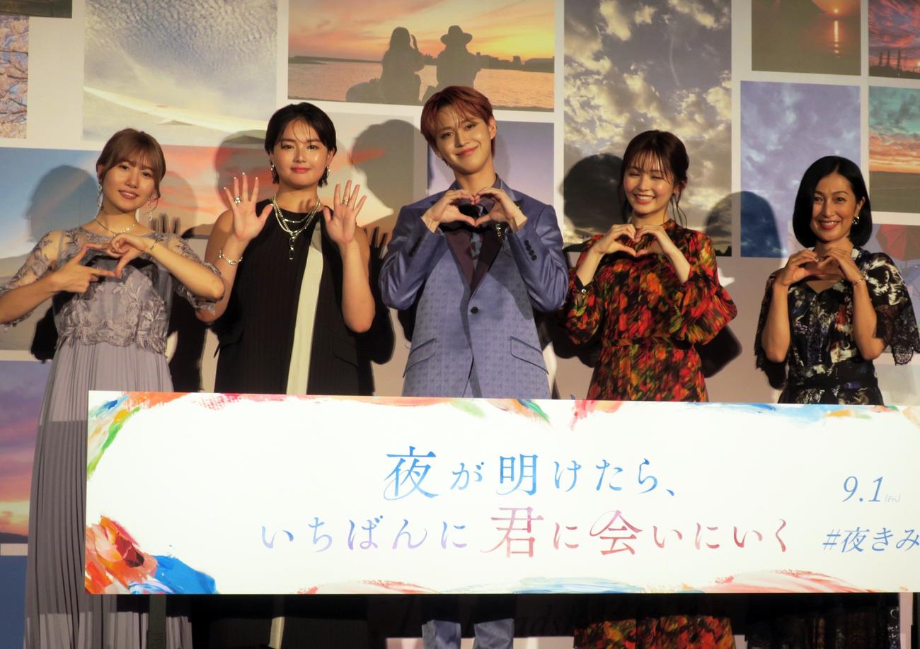 映画「夜が明けたら、いちばんに君に会いにいく」最速上映会で。左から、酒井麻衣監督、箭内夢菜、白岩瑠姫、久間田琳加、鶴田真由