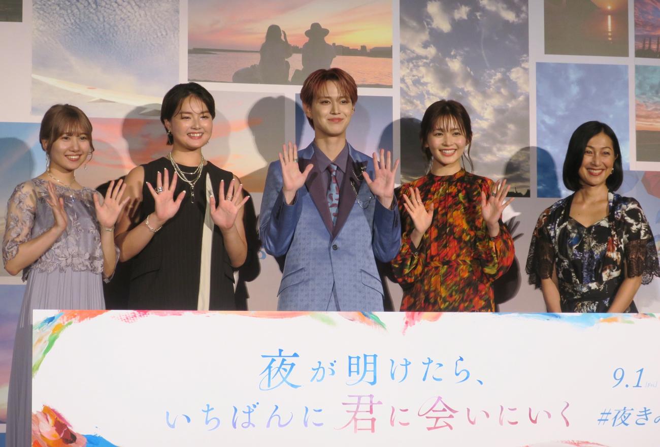 映画「夜が明けたら、いちばんに君に会いにいく」最速上映会で。左から、酒井麻衣監督、箭内夢菜、白岩瑠姫、久間田琳加、鶴田真由