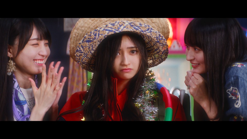 乃木坂46の新曲「おひとりさま天国」MVのワンシーン。左から賀喜遥香、井上和、遠藤さくら