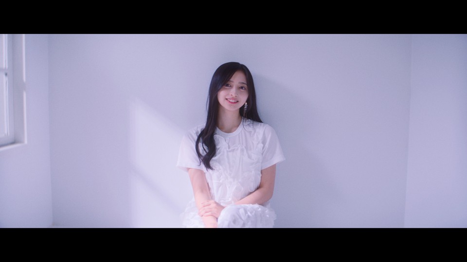 乃木坂46の新曲「おひとりさま天国」MVのワンシーン。センターの井上和