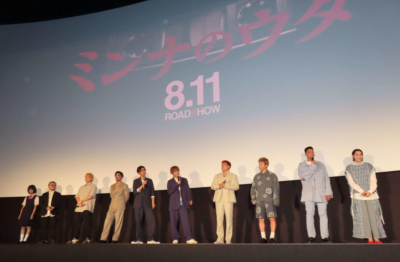 舞台あいさつに出席した、右から早見あかり、GENERATIONSの関口メンディー、佐野玲於、中務裕太、白濱亜嵐、片寄涼太、数原龍友、小森隼、清水崇監督、さな（撮影・玉利朱音）