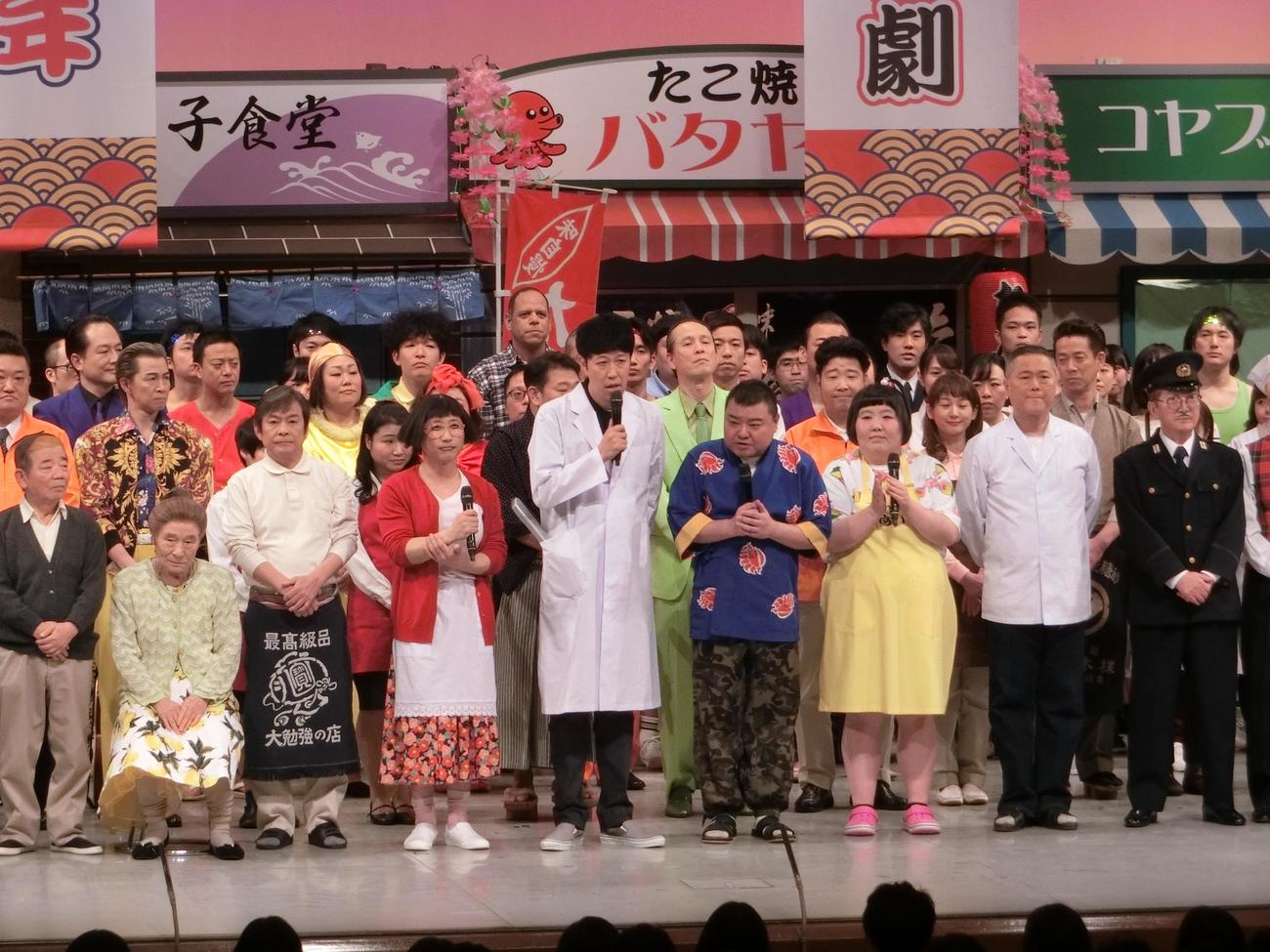 60周年記念公演に出演した吉本新喜劇の（左から）池乃めだか、桑原和男、すっちー、小籔千豊、川畑泰史、酒井藍、辻本茂雄、チャーリー浜ら