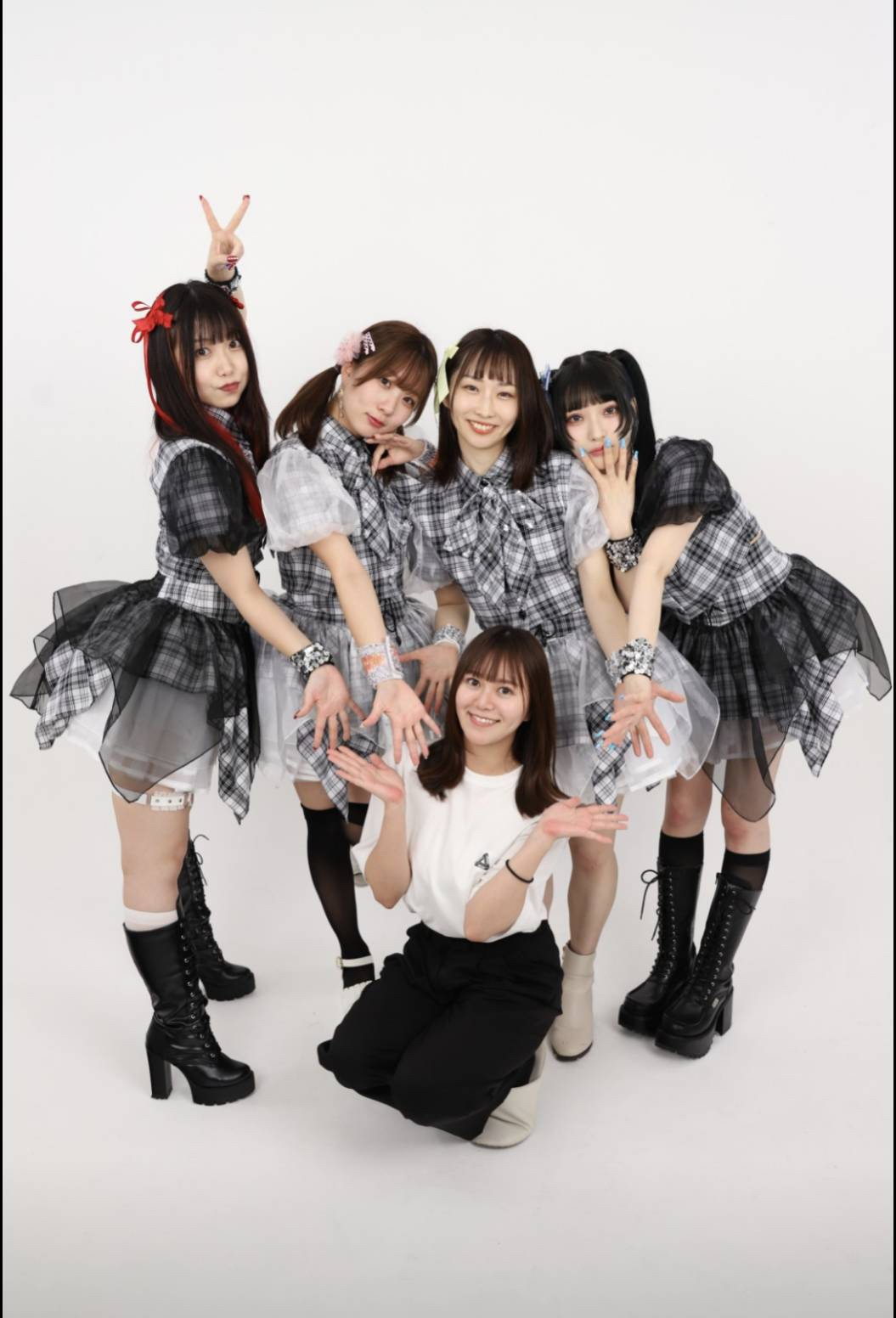 12日に初ライブを行う山優香（前）がプロデュースする「new+on」のメンバー。後列左から赤園まりな、桃姫かりん、黄瀬あすか、水面れいな