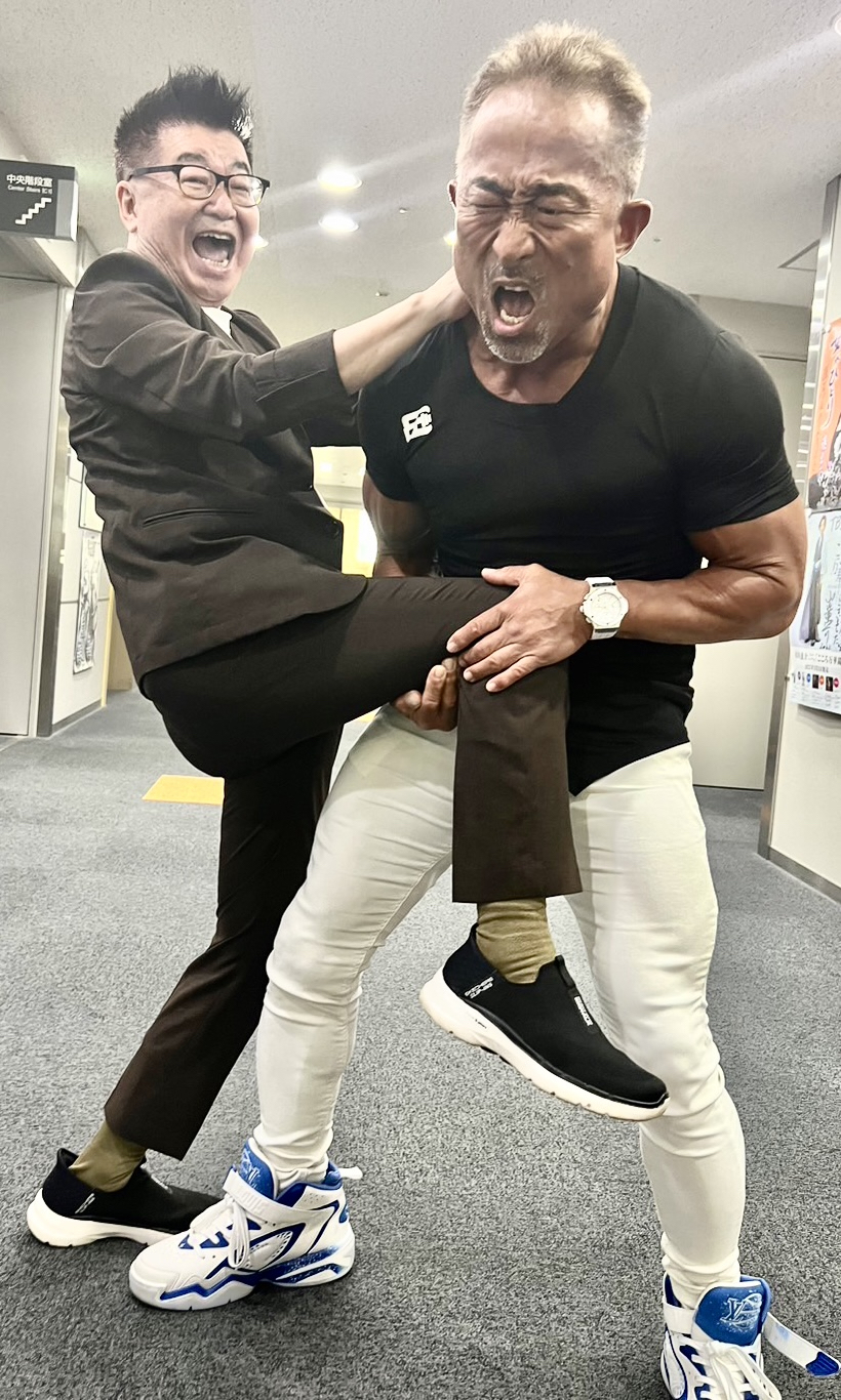 生島ヒロシの膝蹴りを受けてみせる角田信朗