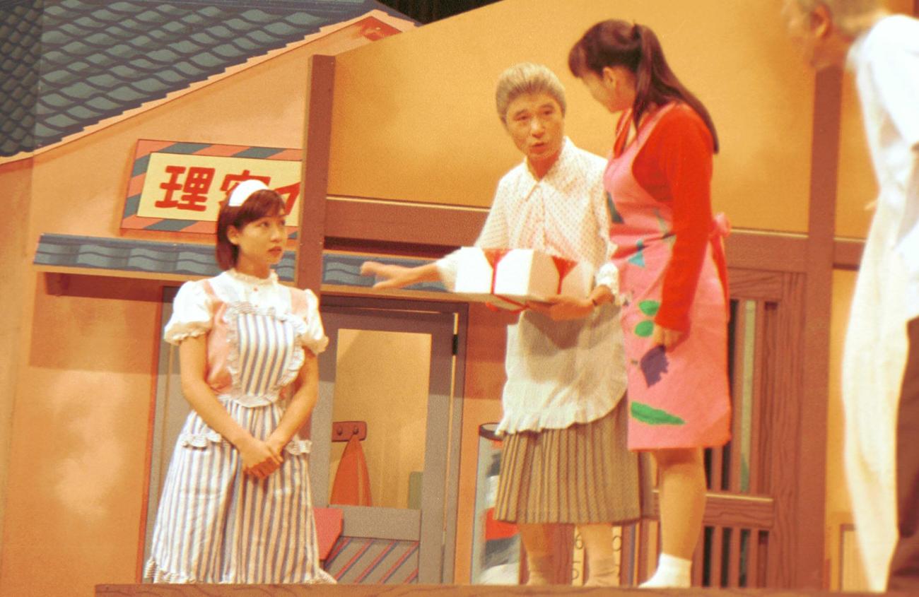 1997年9月、吉本新喜劇に出演する桑原和夫さん（中央）。左はゲスト参加した細川ふみえ