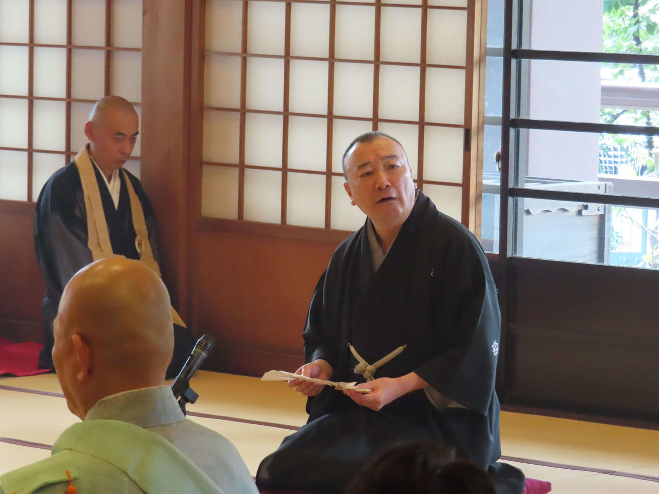 圓朝忌で、奉納落語として「てれすこ」を披露する三遊亭萬窓