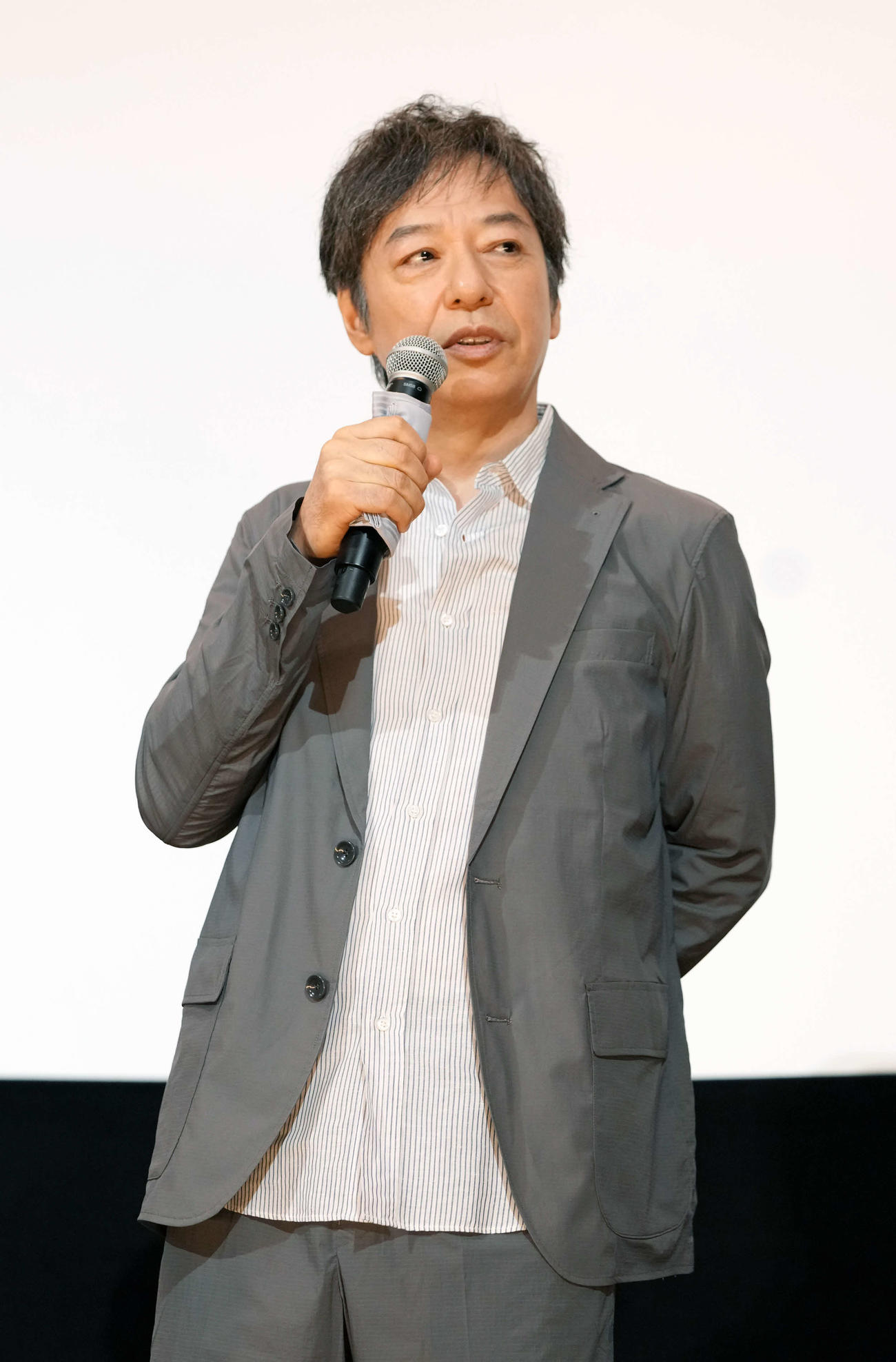 映画「リボルバー・リリー」公開初日舞台あいさつに臨む板尾創路（撮影・小沢裕）