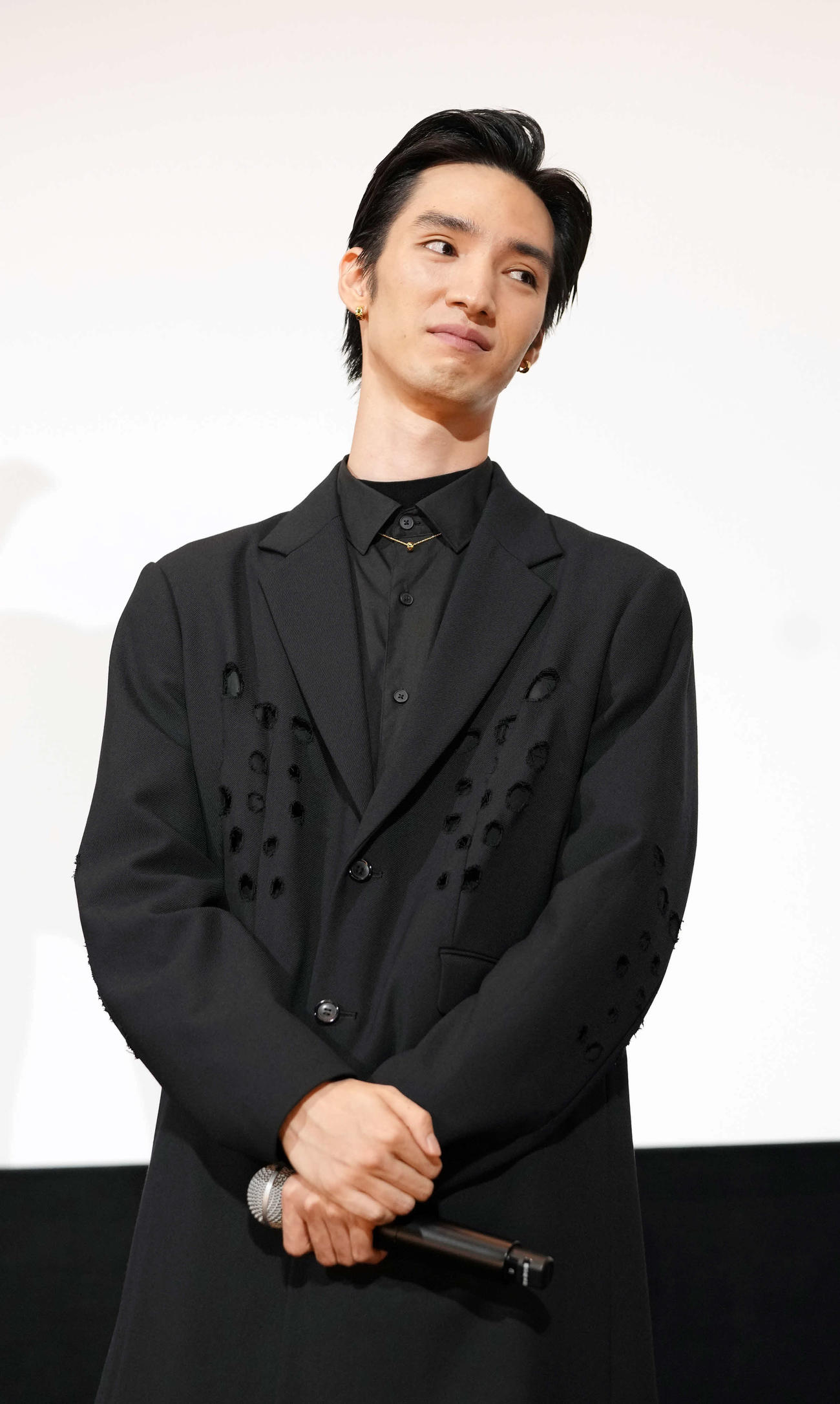 映画「リボルバー・リリー」初日舞台あいさつに臨む清水尋也（撮影・小沢裕）