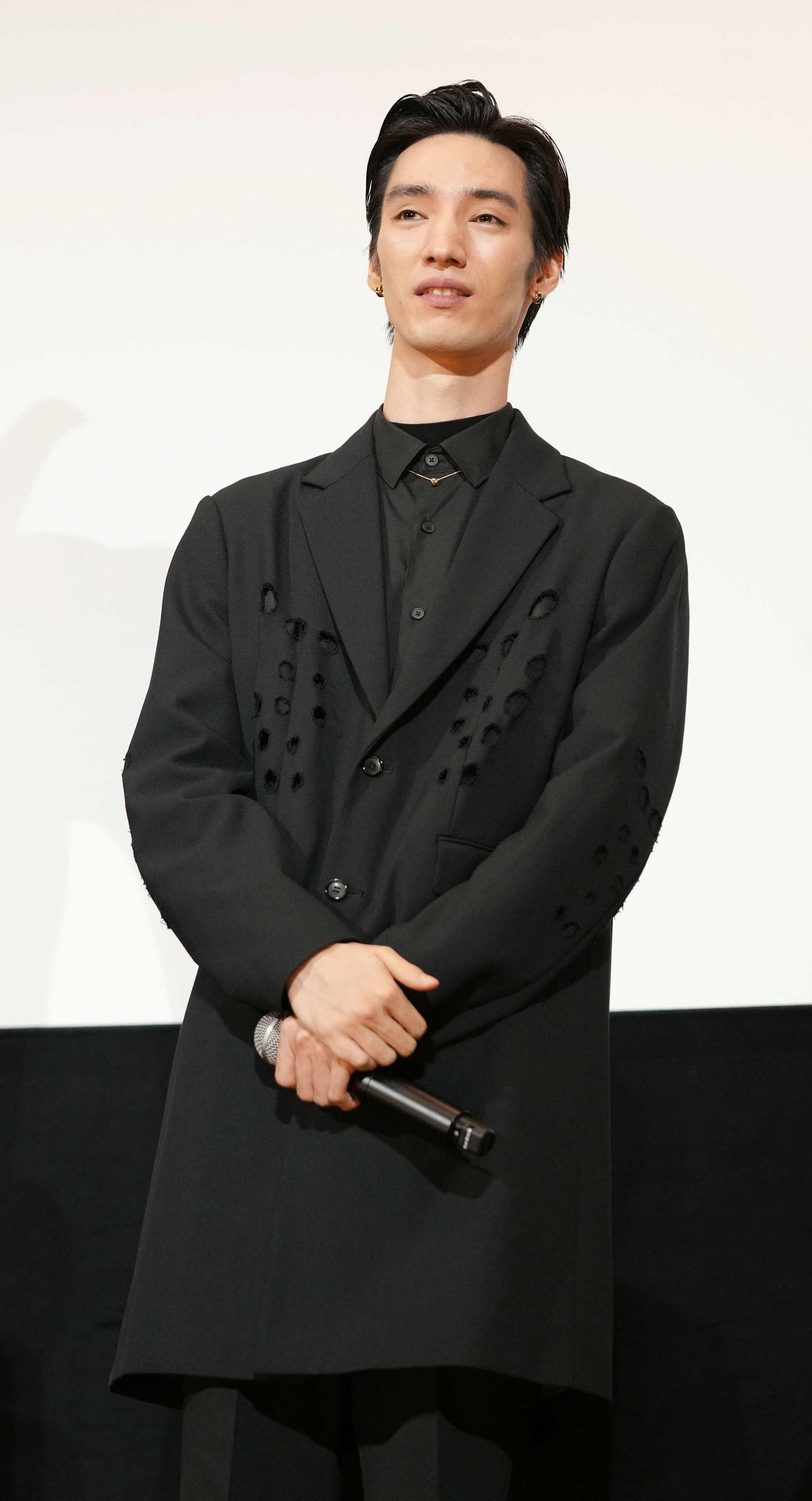 映画「リボルバー・リリー」初日舞台あいさつに臨む清水尋也（撮影・小沢裕）