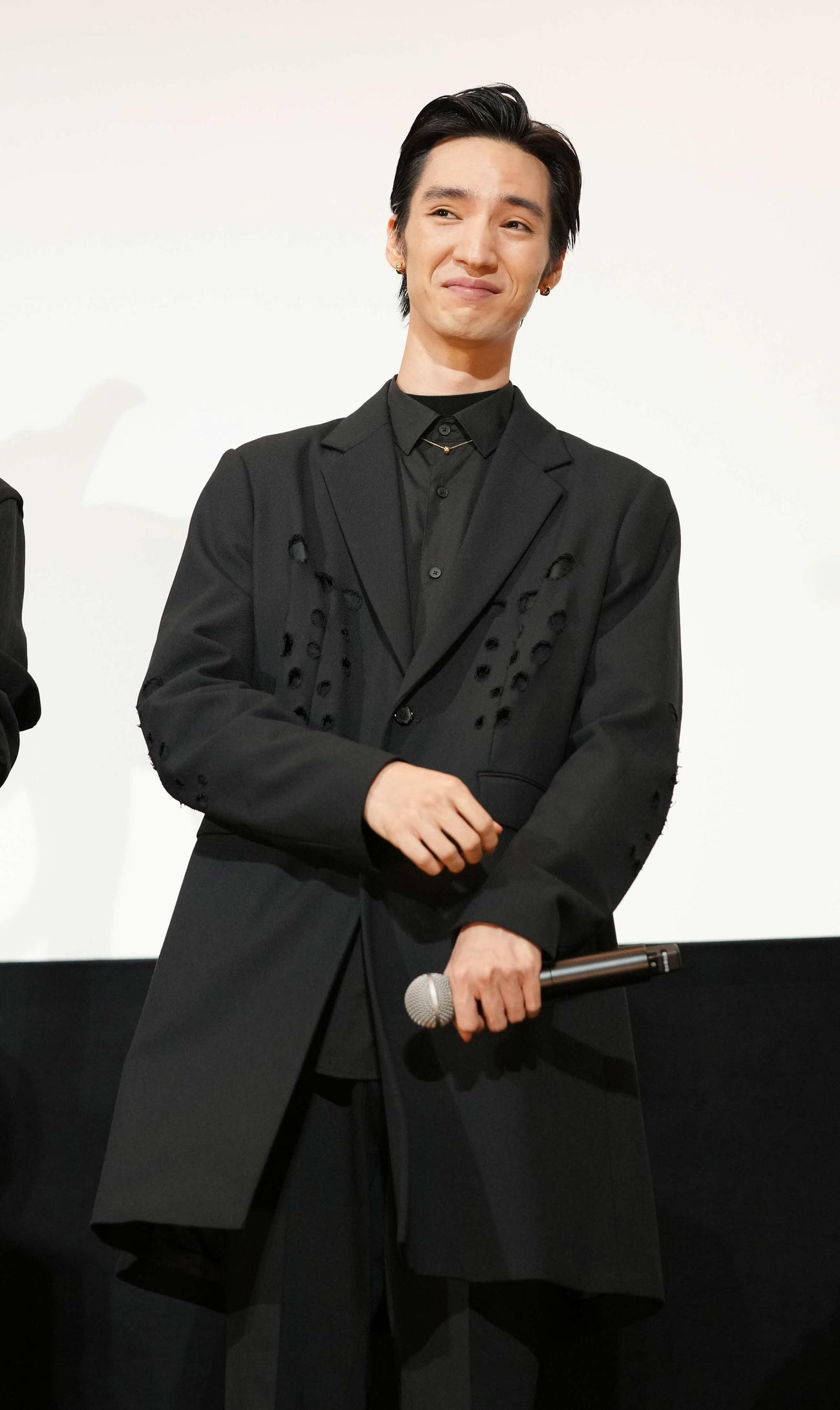 映画「リボルバー・リリー」初日舞台あいさつに臨む清水尋也（撮影・小沢裕）