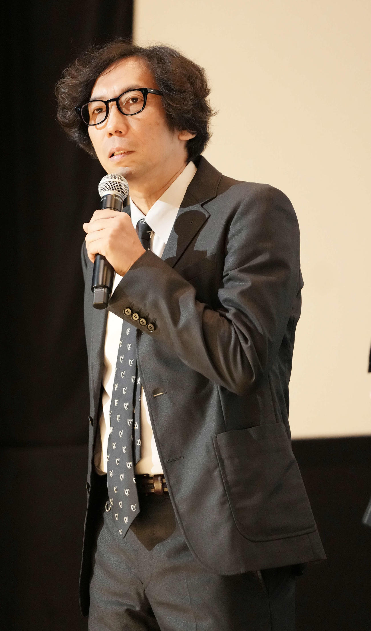 映画「リボルバー・リリー」公開初日舞台あいさつに臨む行定勲監督（撮影・小沢裕）
