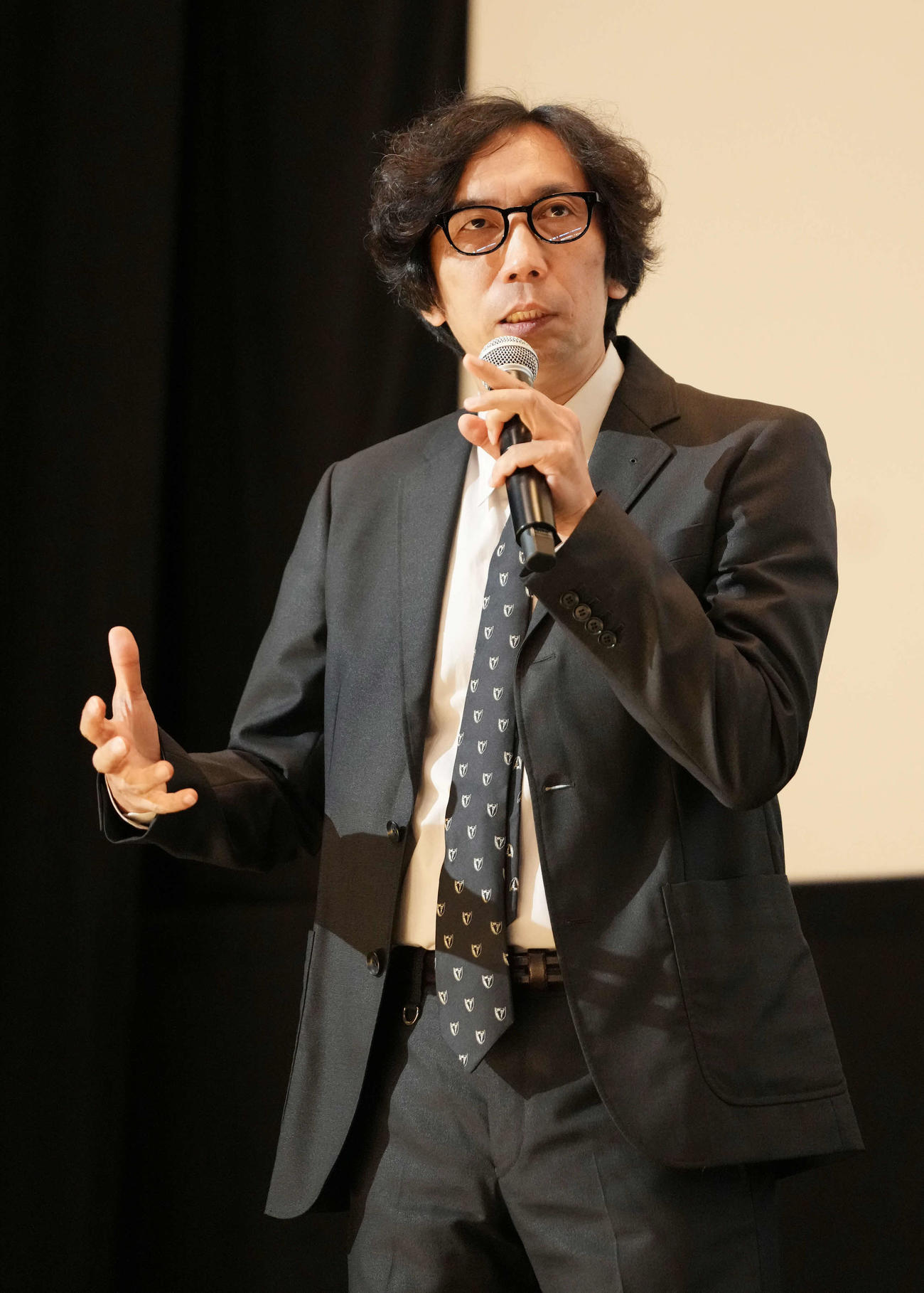 映画「リボルバー・リリー」公開初日舞台あいさつに臨む行定勲監督（撮影・小沢裕）