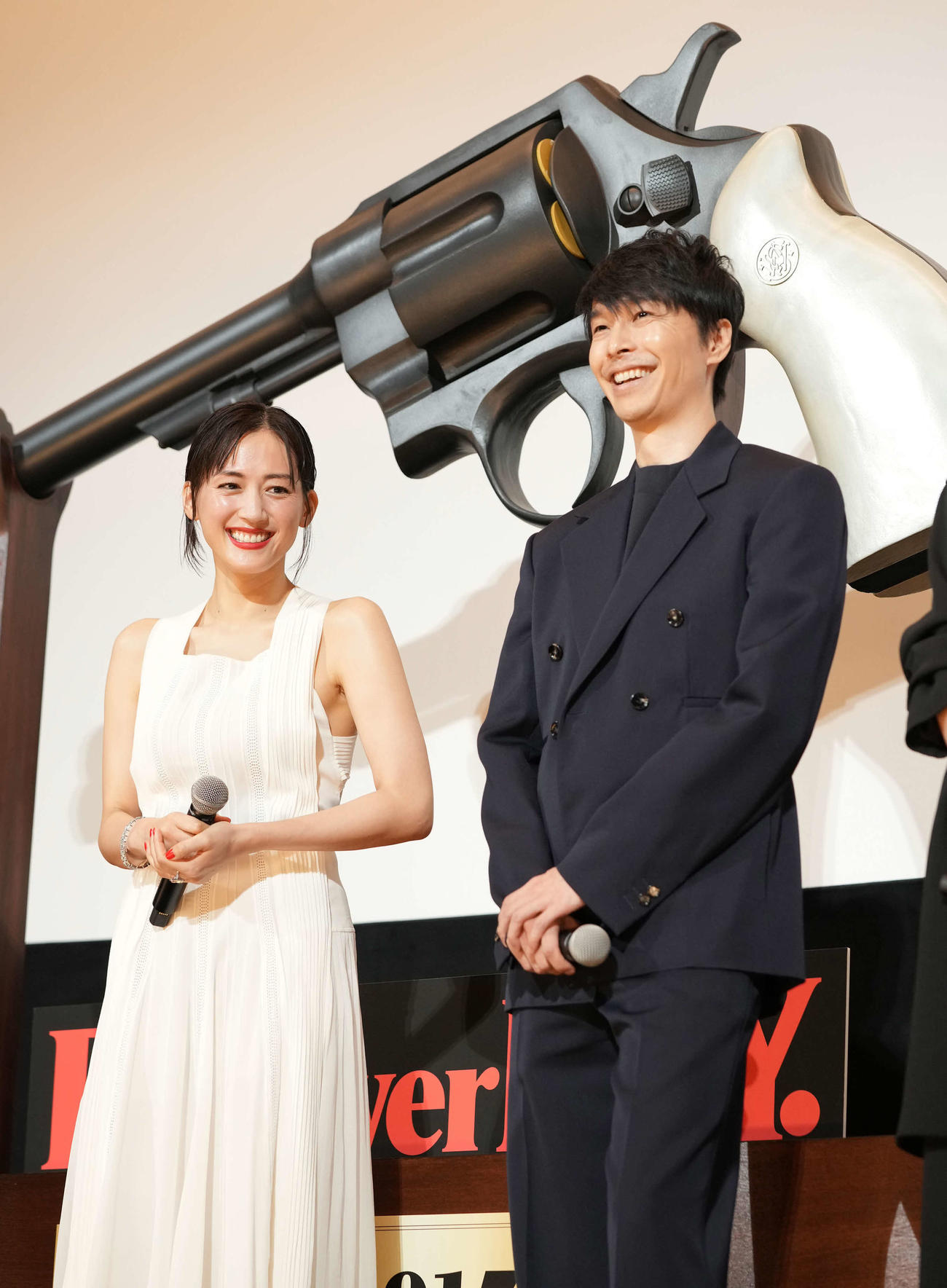 映画「リボルバー・リリー」公開初日舞台あいさつに臨む綾瀬はるか（左）と長谷川博己（撮影・小沢裕）