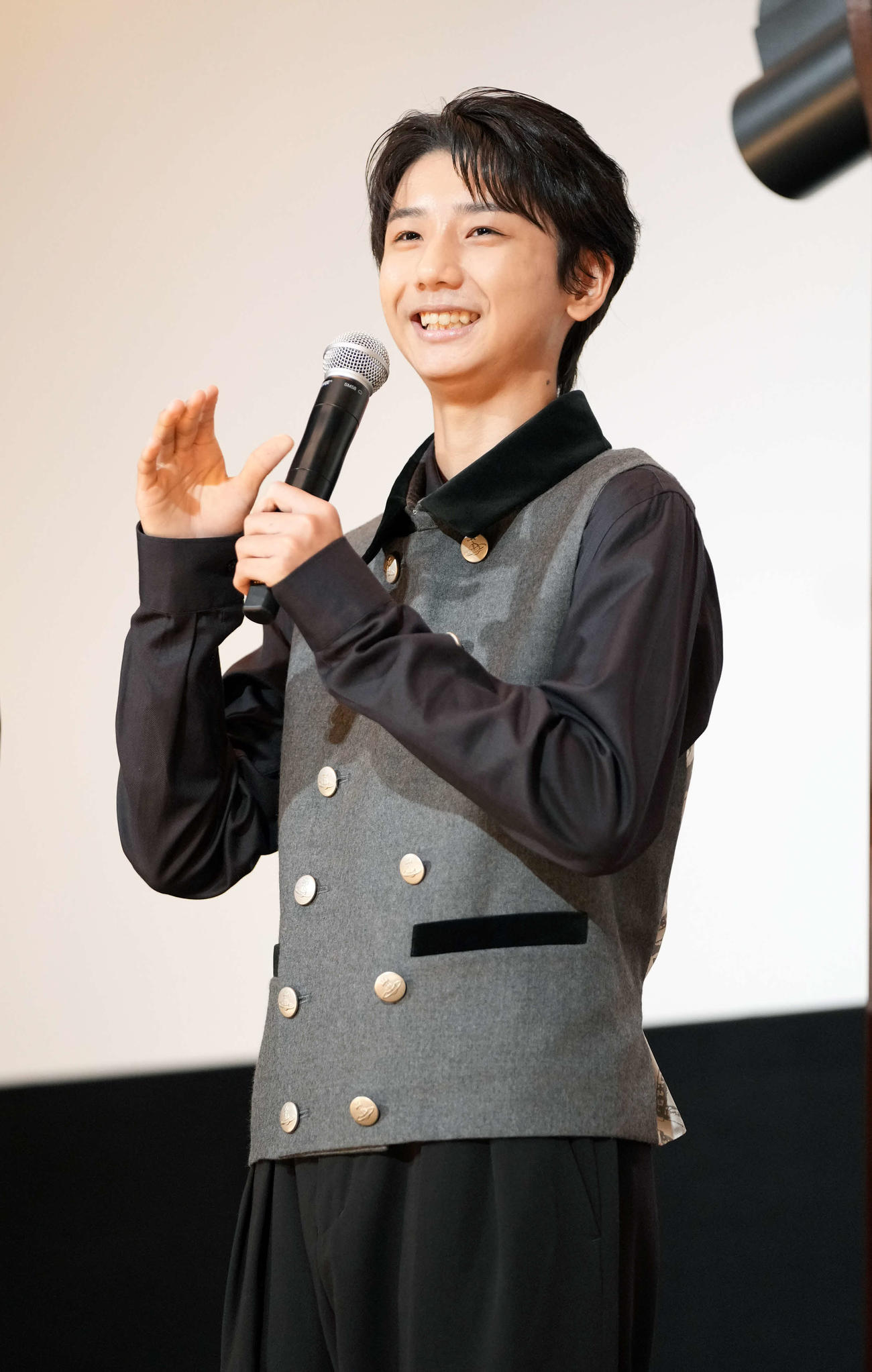 映画「リボルバー・リリー」初日舞台あいさつに臨む羽村仁成（撮影・小沢裕）