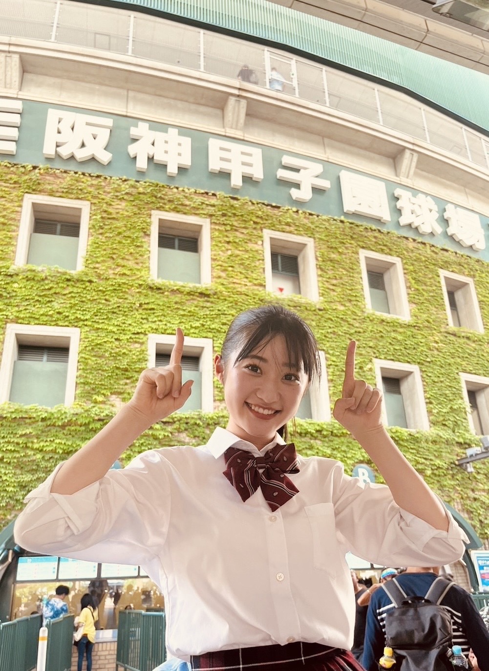 甲子園球場前で笑顔を見せる宝持沙那