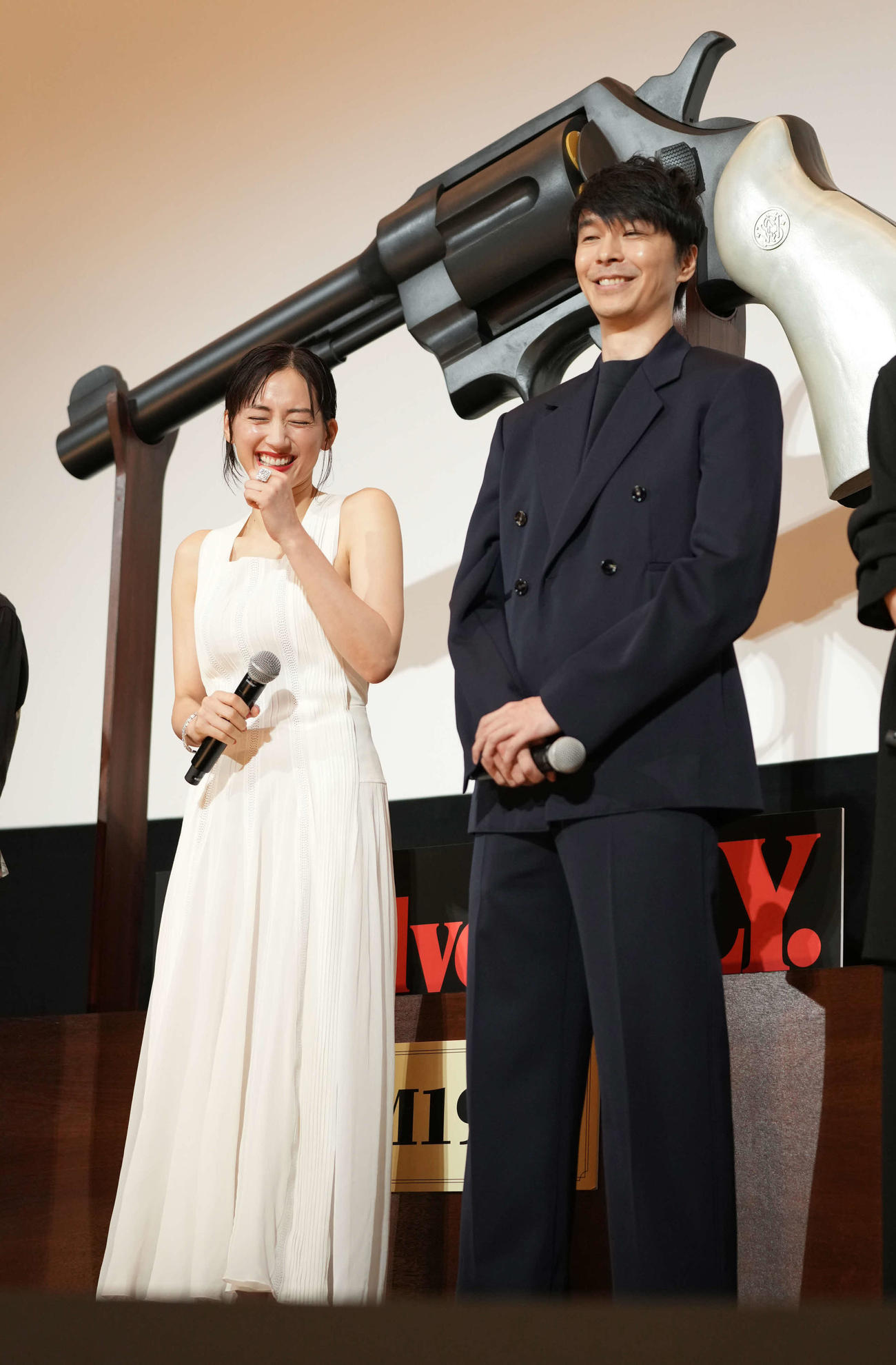 映画「リボルバー・リリー」公開初日舞台あいさつに臨む綾瀬はるか（左）と長谷川博己（撮影・小沢裕）