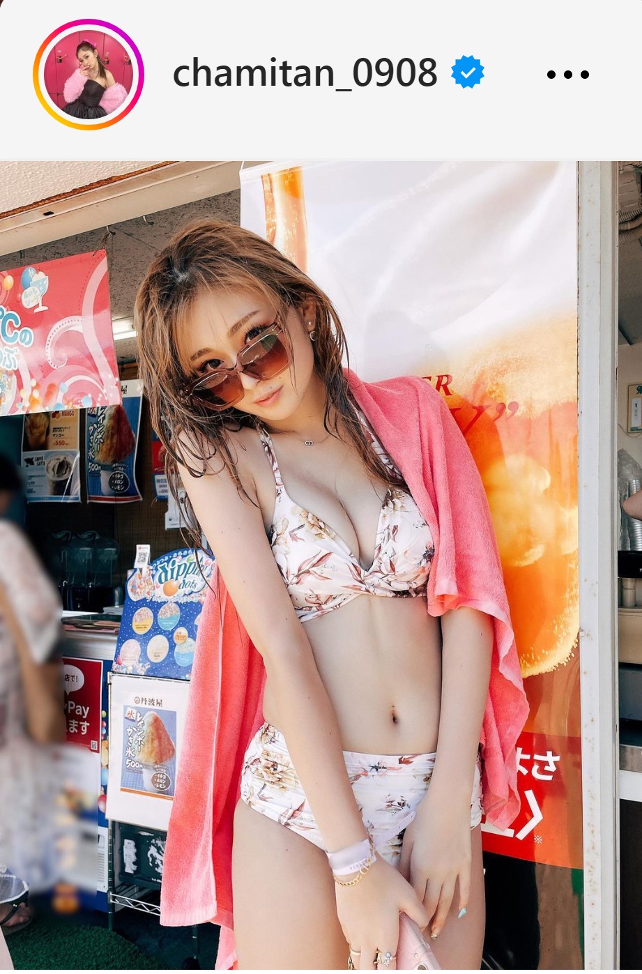 花柄のビキニ姿のゆうちゃみ（ゆうちゃみのインスタグラムから）
