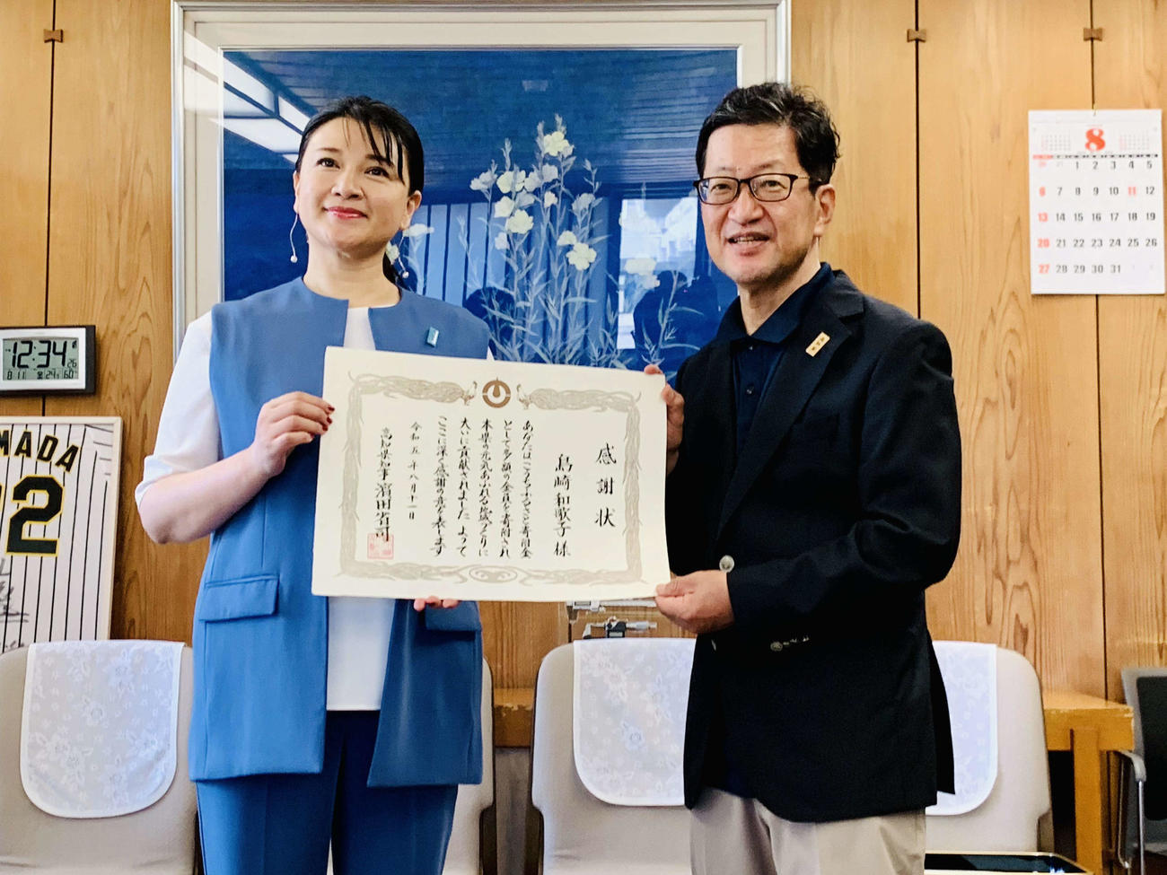 島崎和歌子（左）は、ふるさと納税で寄付し、浜田省司高知県知事から感謝状を贈られた