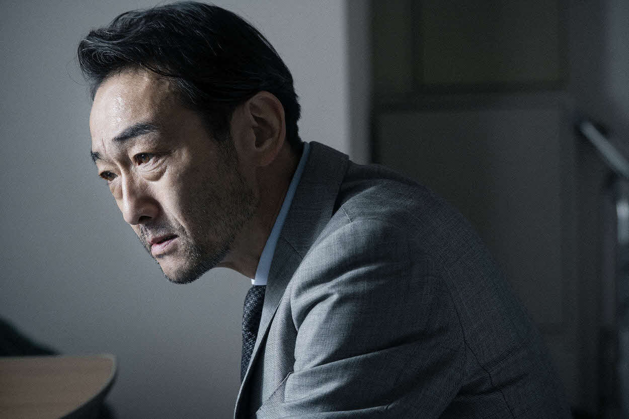 捜査に当たる刑事役の吹越満