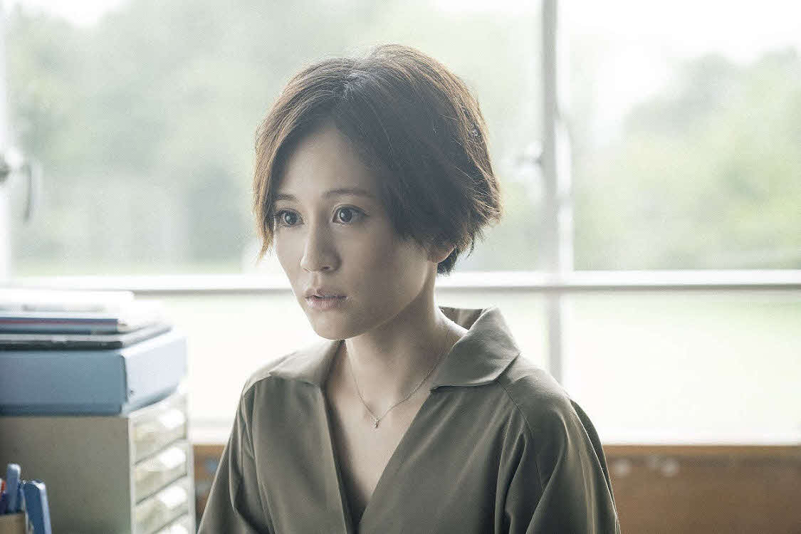 主人公の小学校時代の恩師役の前田敦子