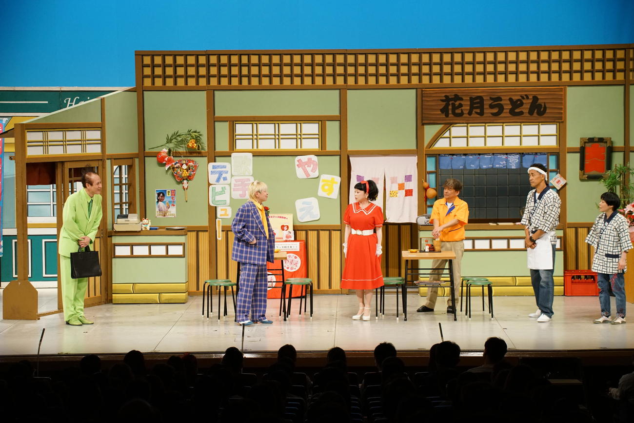 還暦公演に出演した未知やすえ（左から3人目）