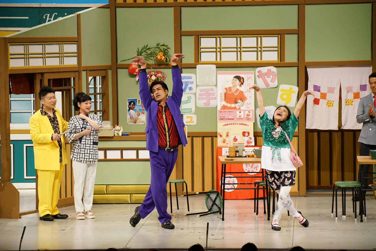 島田珠代（右）のギャグ「パンティーテックス」を一緒にやってのけた北村一輝（中央左）