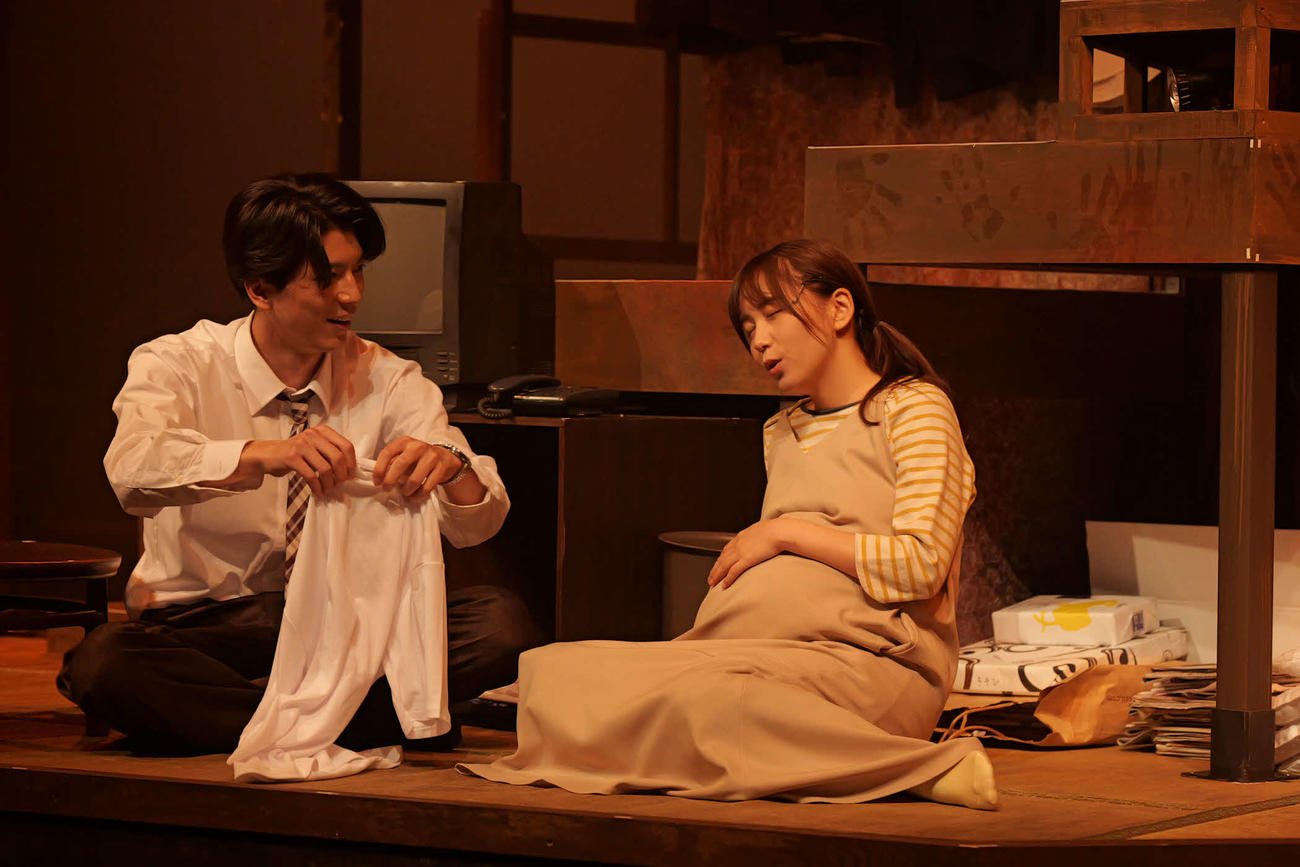 舞台「呪怨　THE LIVE」に出演する小松準弥、大場美奈