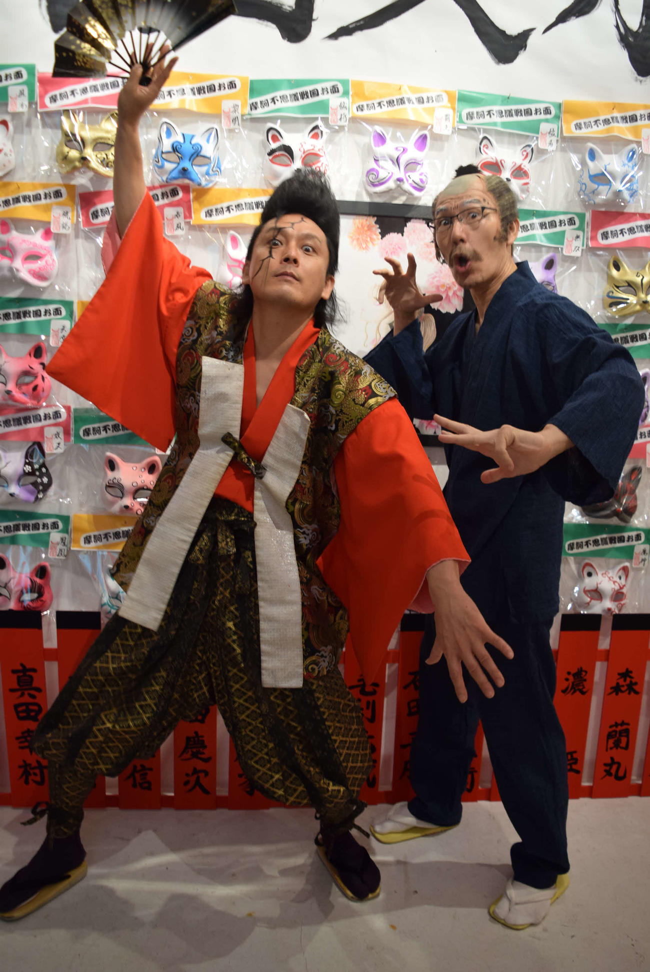 左から）岩部彰扮（ふん）する武将様と浅越ゴエ扮するゴエ爺（撮影・阪口孝志）