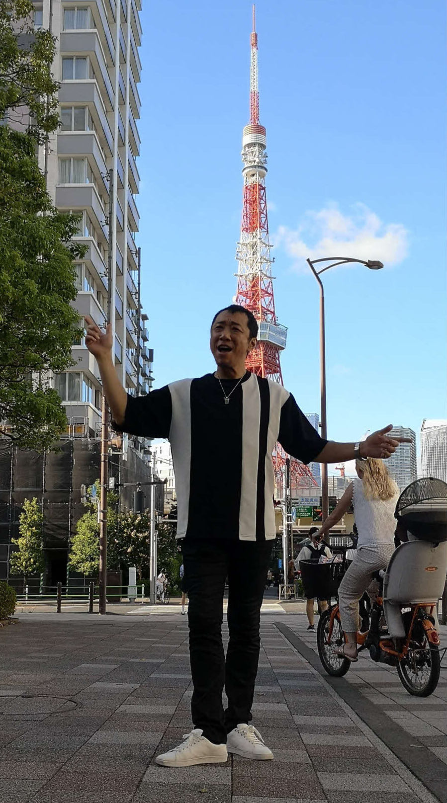 東京タワーをバックにポーズを取る幹てつや