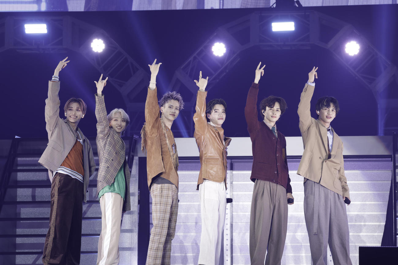 「EBiDAN THE LIVE UNIVERS 2023」でお披露目された兄弟ユニット。左からHAYATO、FUMIYA兄弟、MORRIE、SHOOT兄弟、タクヤ、NAOYA兄弟