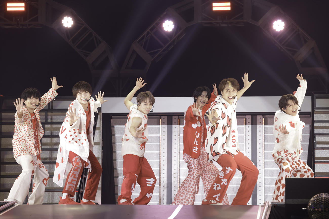 「EBiDAN THE LIVE UNIVERS 2023」でお披露目された西日本ユニット。左から吉田仁人、塩■（■は崎の大が立の下の横棒なし）太智、マサヒロ、曽野舜太、タカシ、ハル