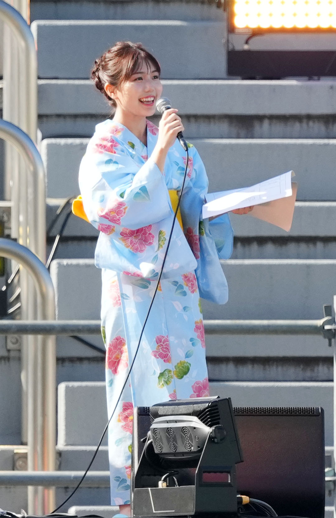秩父宮ラグビー場で総合司会を務めるテレビ朝日アナウンサーの鈴木新彩（撮影・横山健太）