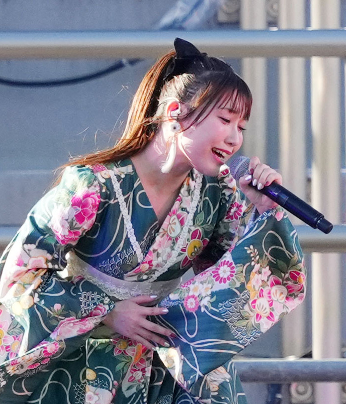 秩父宮ラグビー場でのライブに登場した鈴木愛奈（撮影・横山健太）