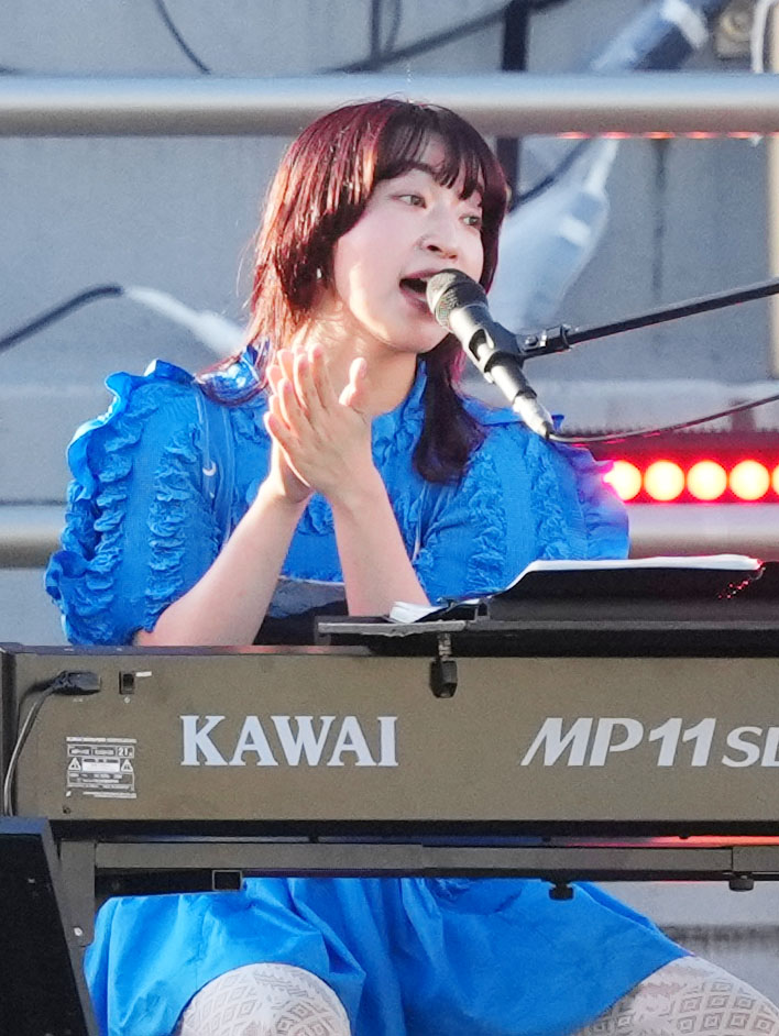 秩父宮ラグビー場でのライブに登場したヒグチアイ（撮影・横山健太）