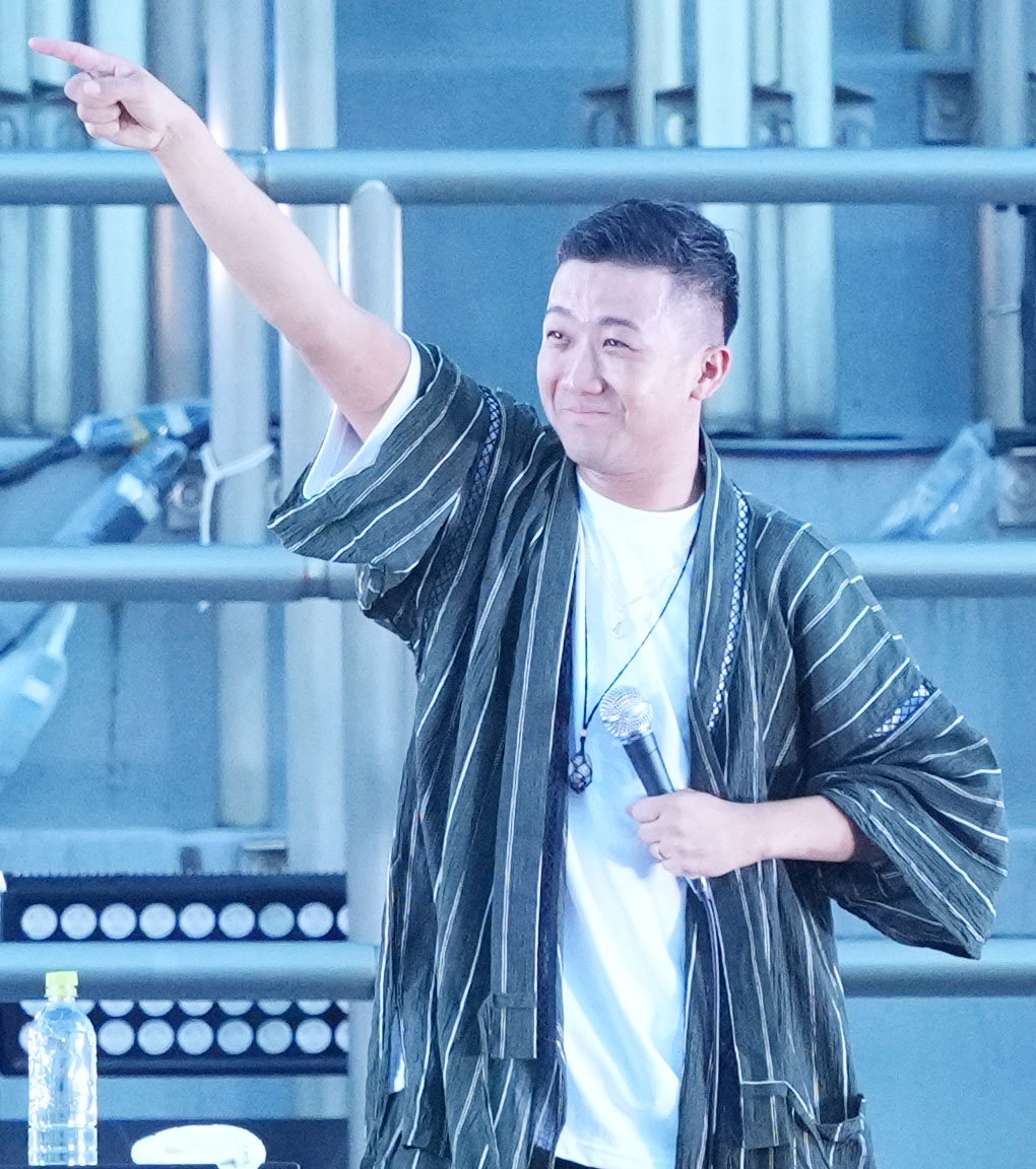 秩父宮ラグビー場でのライブに登場した瑛人（撮影・横山健太）