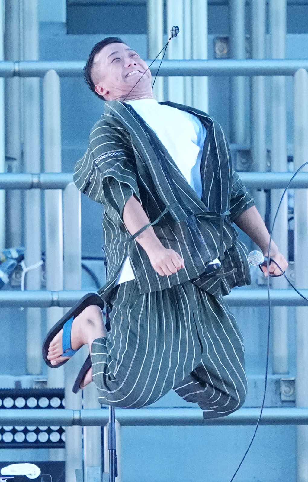 秩父宮ラグビー場でのライブに登場した瑛人（撮影・横山健太）